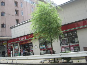 《「武士の家計簿」の主人公・猪山家屋敷跡》※北陸随一の繁華街、片町にコンビニとして登場！