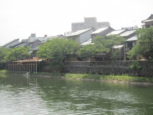 《浅野川・河畔》
 ※秋声のみちからみた茶屋街・主計町
 ジャッ、ジャッ、ジャ～ン！ 火曜サスペンスによく登場！