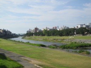 《犀川・河畔》　※犀星のみちから犀川大橋を望む
