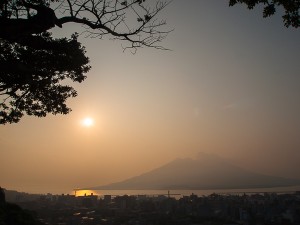 錦江湾越しに望む桜島