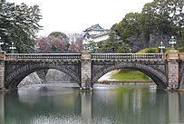 【皇居前広場から、二重橋を臨む】