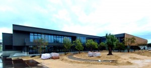 完成した公園の中の建物（追加工事中）