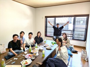 八尾四季邸「春の風」にて歓談の様子