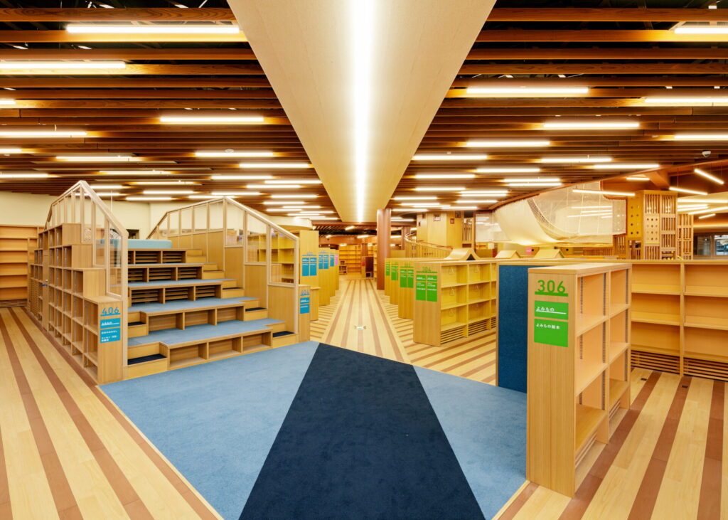 005_9660　こどもエリア　階状書架